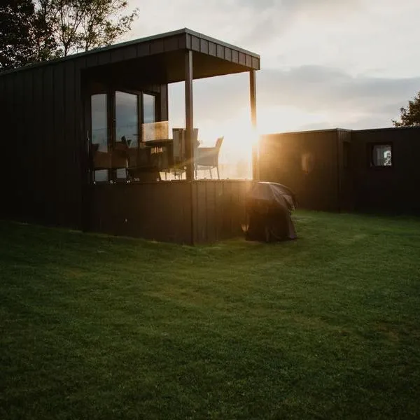 Luxury 1 bedroom Glamping Cabin with Hot Tub & BBQ，位于Ballyvoy的酒店