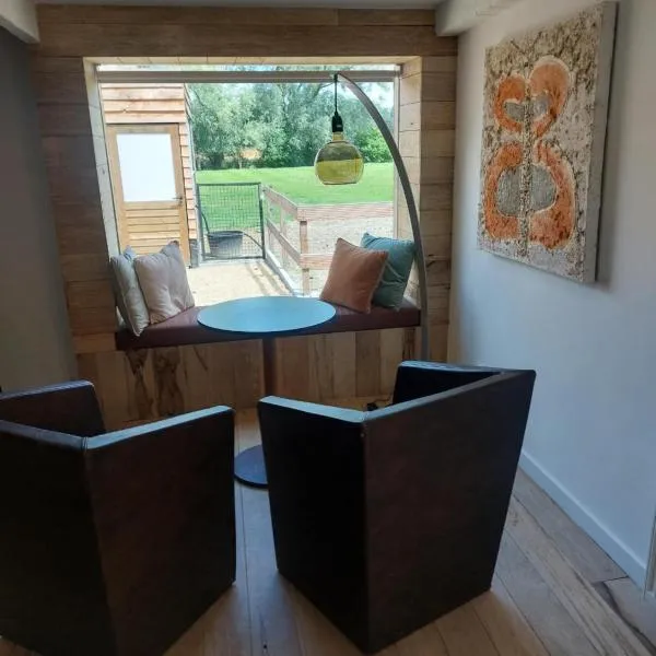 Huis-Chalet aan Puyenbroeck，位于Wachtebeke的酒店