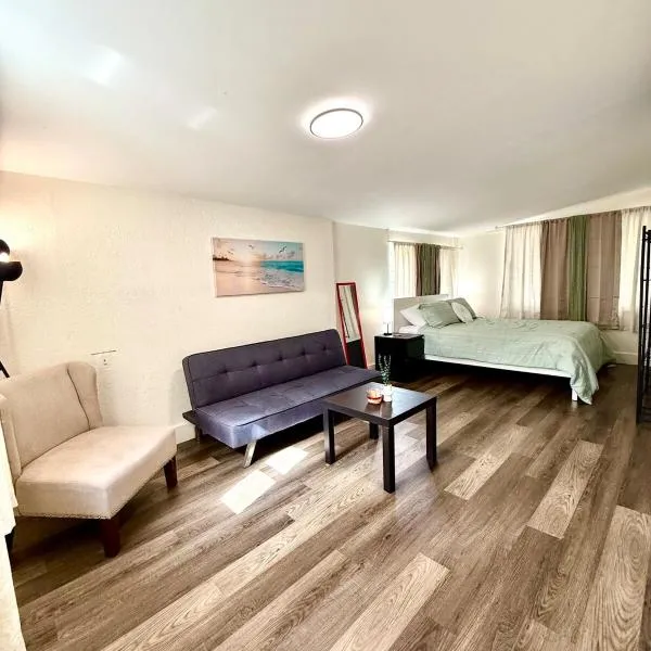 House of Hollywood - entire unit, centrally located, free parking，位于Lake Forest的酒店