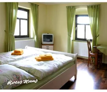 Pension Rotes Haus，位于格罗森海恩的酒店