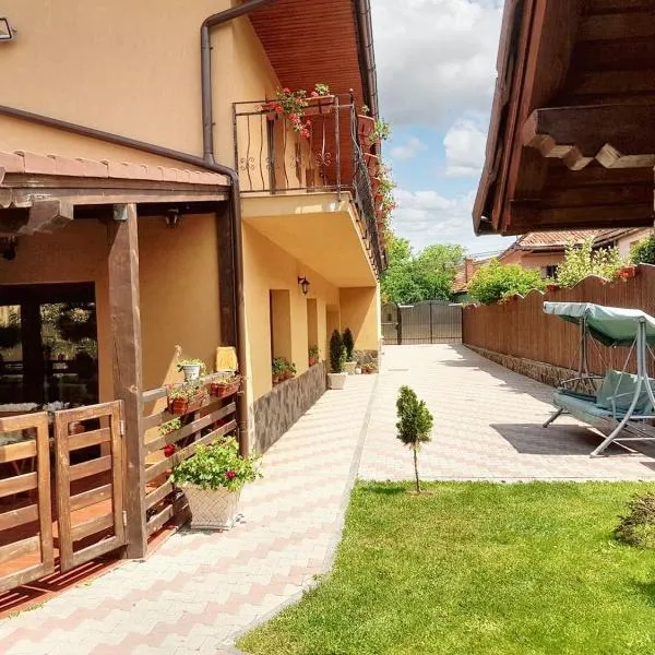 Charming House in Săcele with Garden View + BBQ，位于瑟切莱的酒店