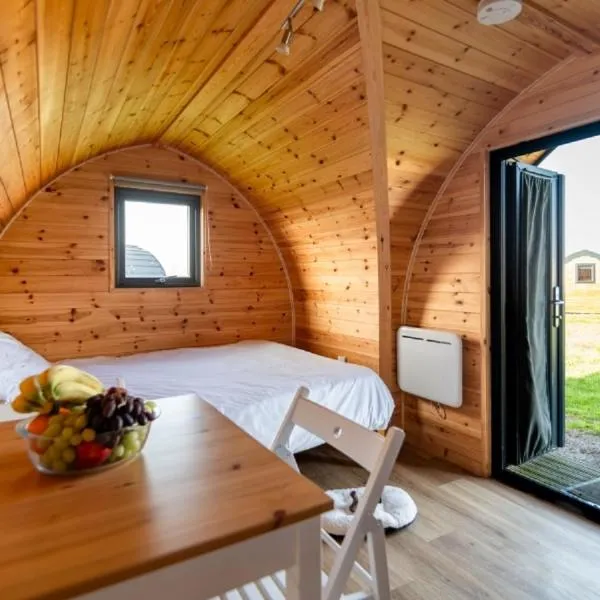 Camping Pods, Stowford Farm Meadows，位于Bittadon的酒店