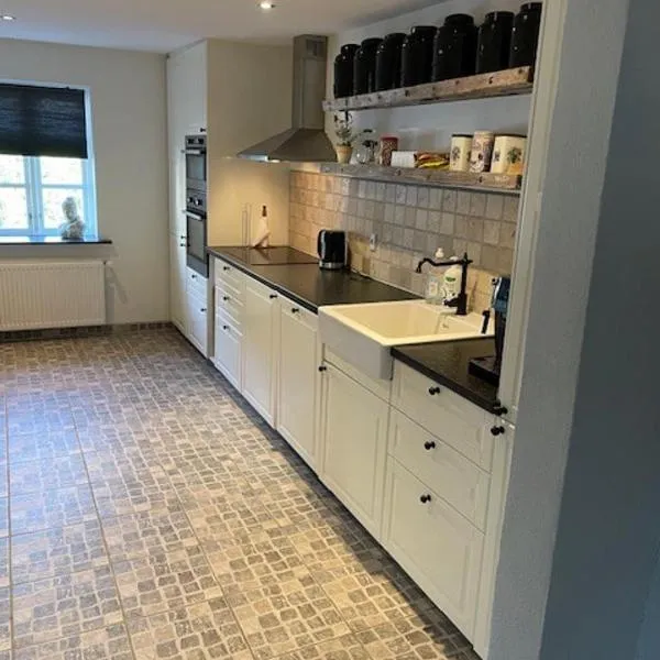 Large 1st floor apartment，位于厄斯莱乌的酒店
