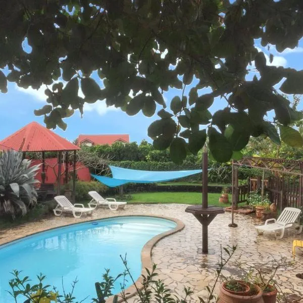 Bungalow idyllique à Trois-Rivières avec piscine partagée，位于三河市的酒店