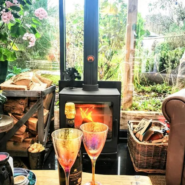 Cotswold Garden Chalet in Stow-on-the-Wold，位于斯托昂泽沃尔德的酒店