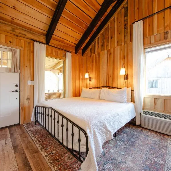 Family Friendly Creekside Cabin, Roam & Play Cabin 3，位于Smithville的酒店