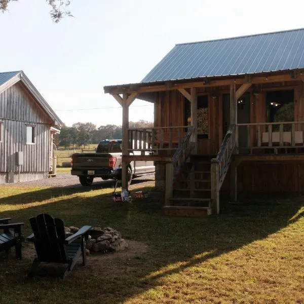 Rock Island Retreat Cozy Tiny Cabin Stay for Two Cabin 2，位于Smithville的酒店