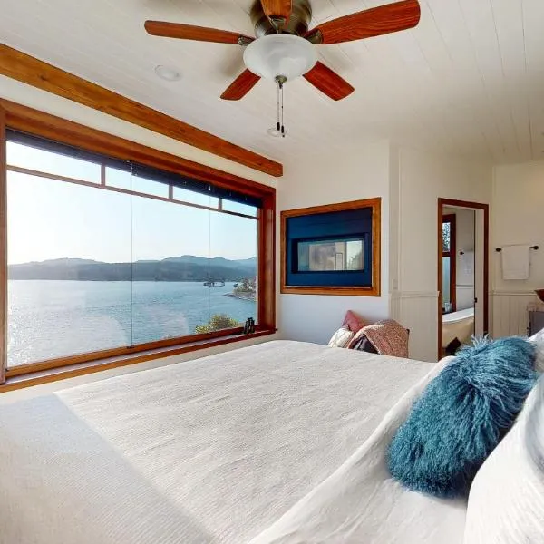 Beach Hideaway Sea to Sky Loft，位于锡谢尔特的酒店