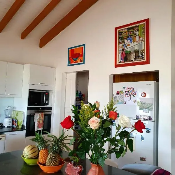 Chambre créole et sa salle de bain chez Michelle，位于La Désirade的酒店