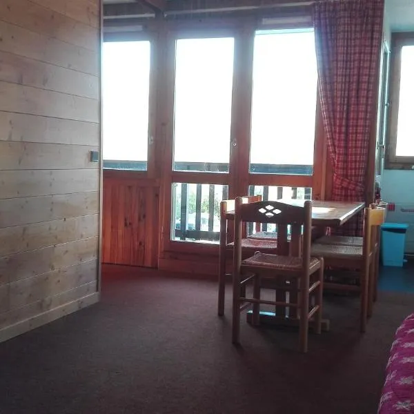 Appartement 5 personnes une chambre proche pistes balcon vue montagne Draps et serviettes non fournis Ménage à réaliser par le locataire，位于La Plagne Tarentaise的酒店