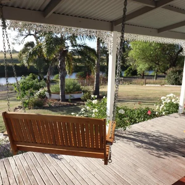 Bylands Cottage Historic Home - Tambo river views and pet friendly,位于Swan Reach的酒店