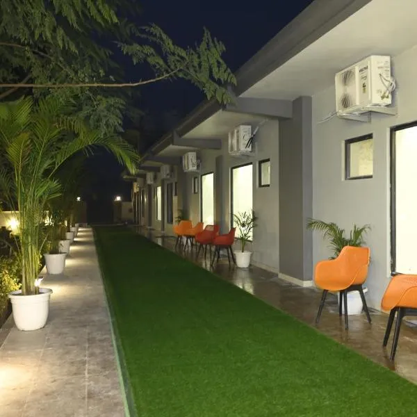 Trisaa Resort & Banquets，位于Jhūsi的酒店