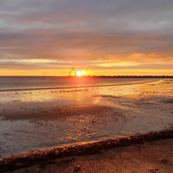 Sunrise Cottage, 2 minutes walk from the beach!，位于Woodhorn的酒店