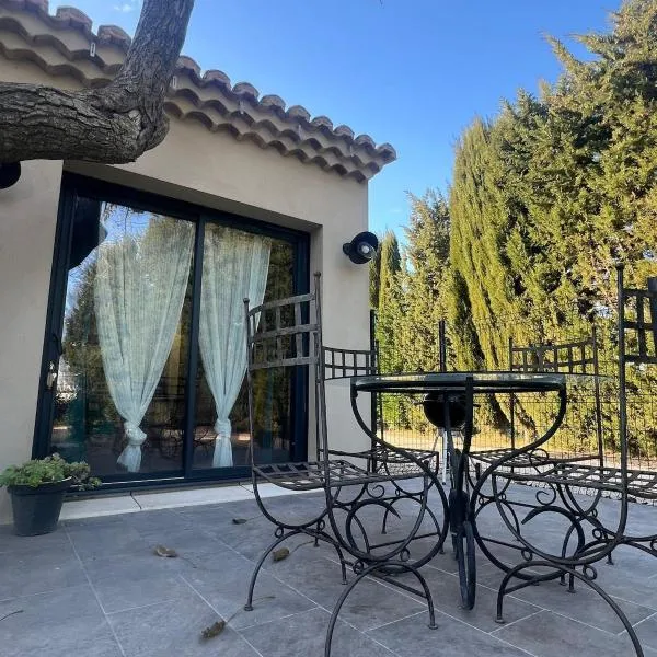 Maison provençale proche du lac，位于Codolet的酒店