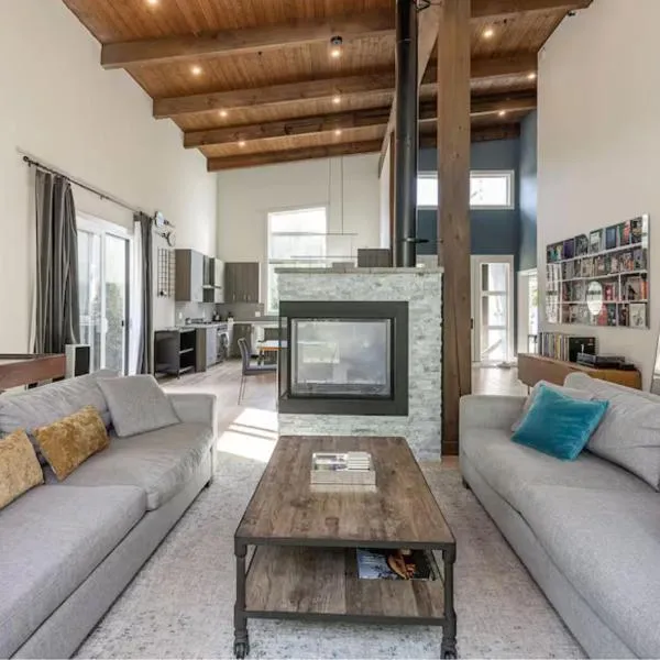 Large Modern Home in Squamish，位于斯阔米什的酒店