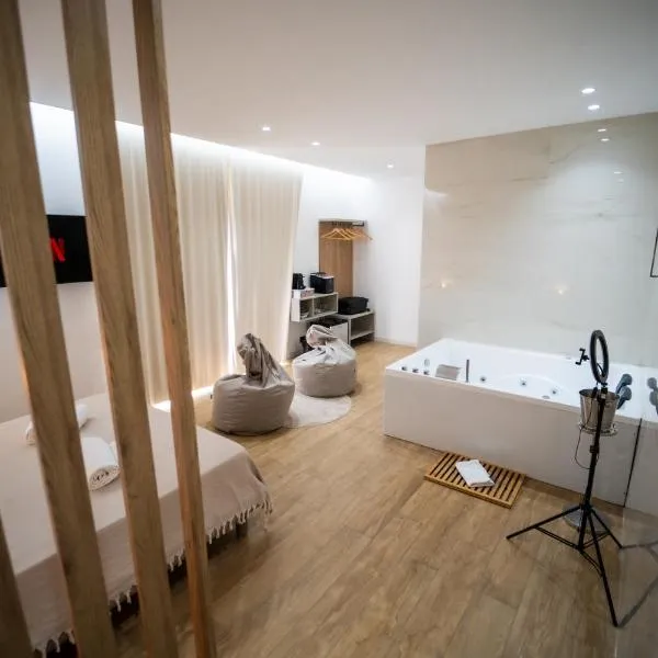 Luxury - 5 Stars - Suite with a jacuzzi 70's rooms，位于特拉帕尼的酒店