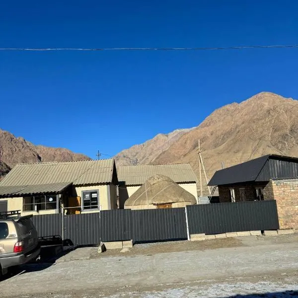 Khan Guest House，位于Engilʼchek的酒店