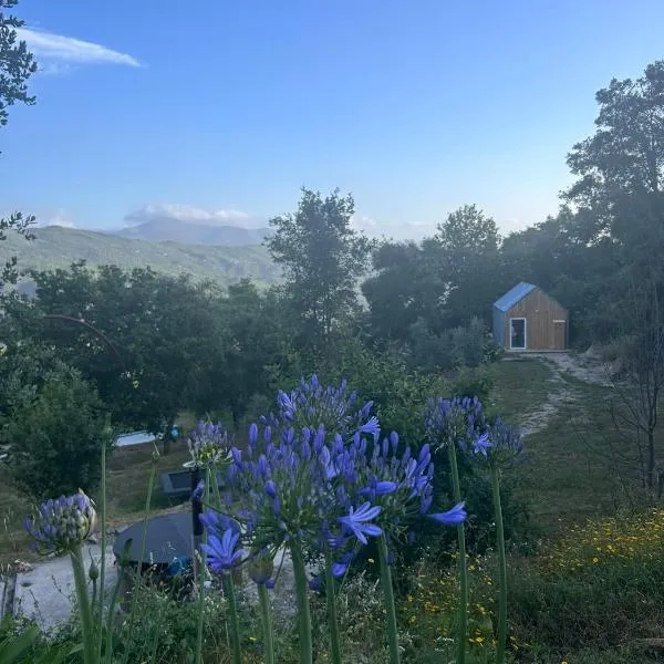 Monkey Tiny Barnhouse with amazing views!，位于Folhadosa的酒店