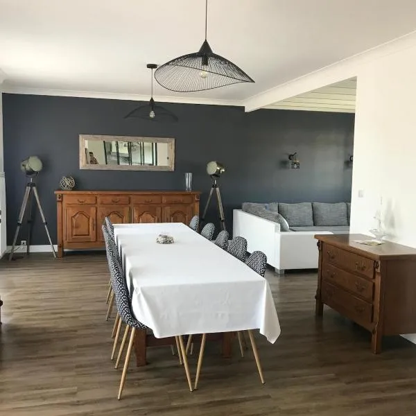 Maison de famille de 150 m2 à 15 minutes de la mer,位于Coëx的酒店