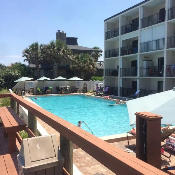 130 Direct Ocean Front 1 bedroom condo with heated pool，位于圣奥古斯丁的酒店