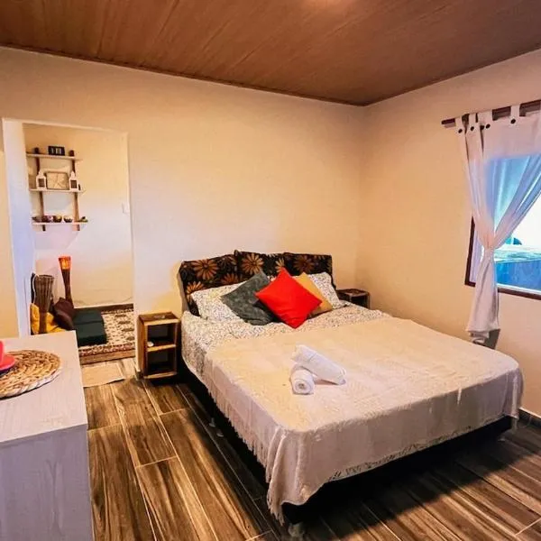 Acogedor estudio frente al mar con aire acondicionado，位于Moñitos的酒店