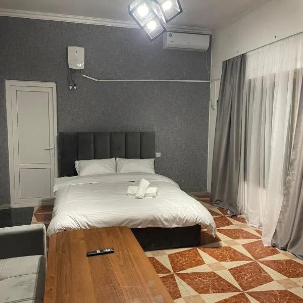 Prime Hotel，位于Yerevan Parakar的酒店