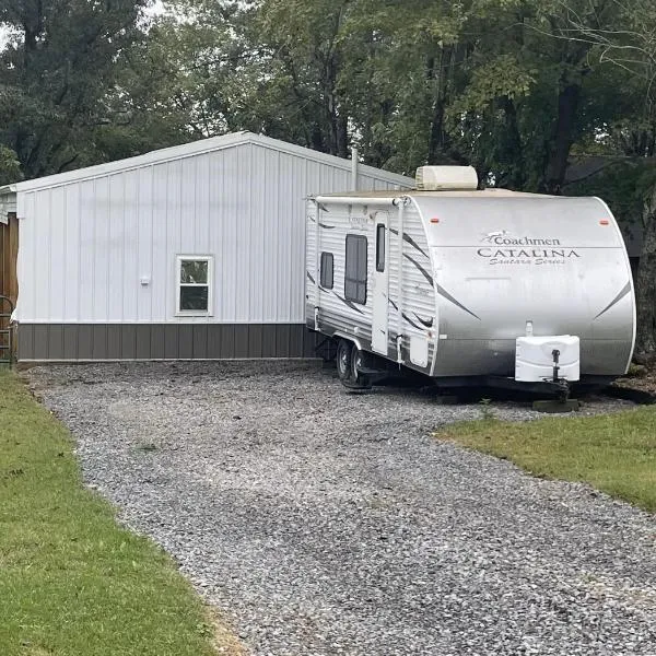 Cozy Camper，位于Creal Springs的酒店