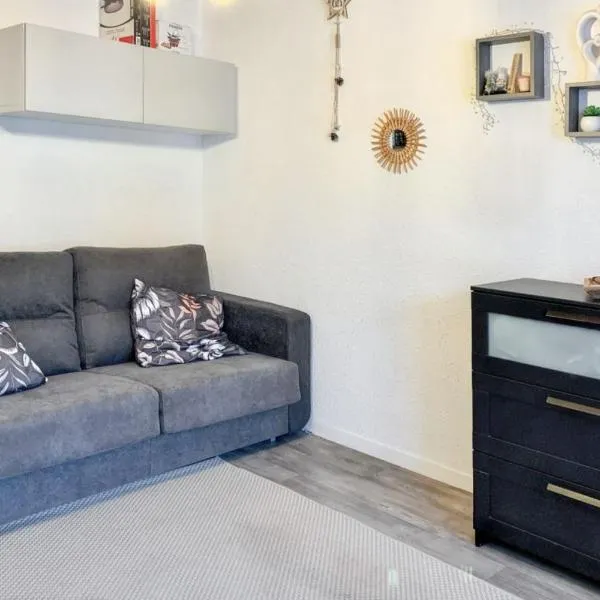 Studio cosy avec balcon et vue sur la montagne à Chamrousse - 19 m²，位于尚鲁斯的酒店