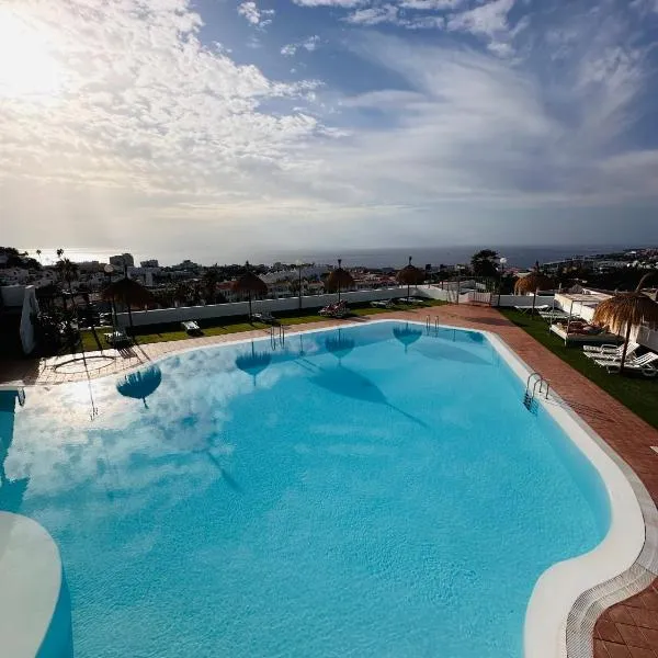 Island Village Heights Panoramic view large terrace Costa Adeje San Eugenio，位于阿德耶的酒店