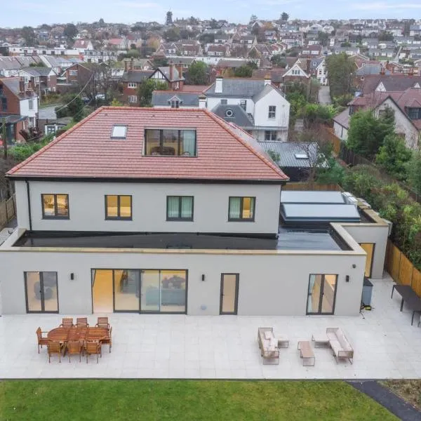 Joy Lane Mansion, Luxe Stay, Poolside Fun & Comfort，位于Kent的酒店