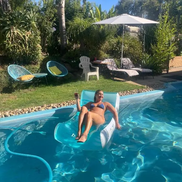 The Garden Pool and Spa house ocean views，位于Seacliff的酒店