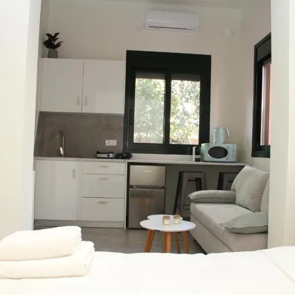 Pirgos Warm Studio for 3 by MPS，位于皮尔戈斯的酒店