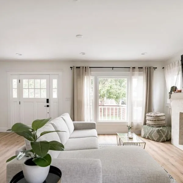 Charming Hollywood Bungalow with Private Parking，位于洛杉矶的酒店