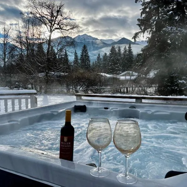 Amazing Views, Northern Lights, Stargazing Entire Guest Suite in Golden, BC Canada，位于戈尔登的酒店