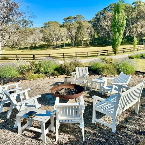 Amberlea Homestead & Cottage，位于Mongarlowe的酒店