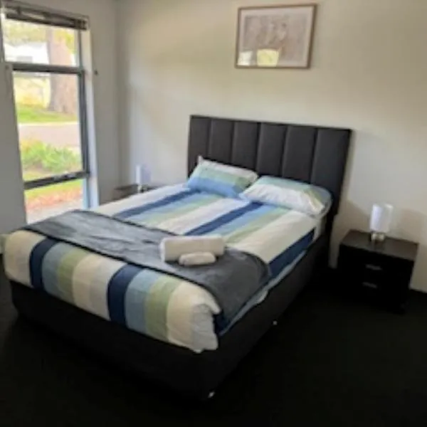 Luxury 4 bedroom house in Wellard only 30 minutes from Perth City，位于Wellard的酒店
