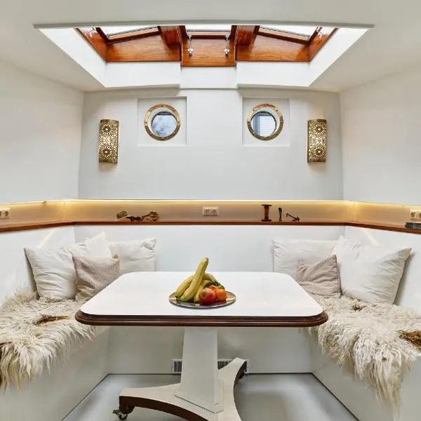 Your Houseboat Amsterdam，位于阿姆斯特丹的酒店