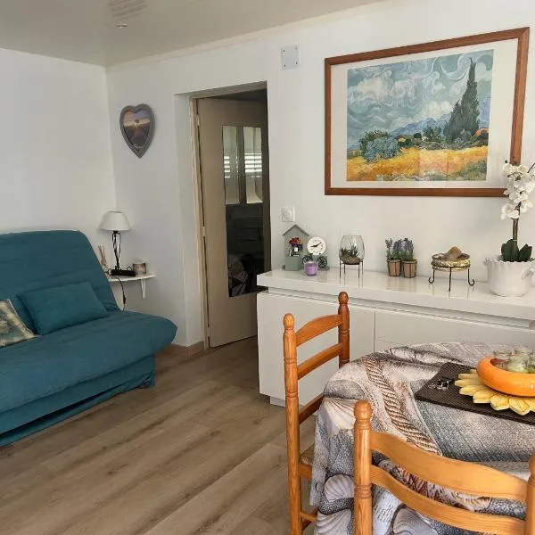 APPARTEMENT Studio neuf bas de villa Gorges du verdon à RIEZ，位于里耶的酒店