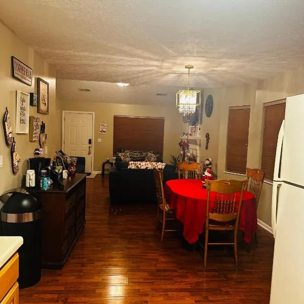 Riverside Escape King Suite, and Queen Suite.，位于赛维尔维尔的酒店