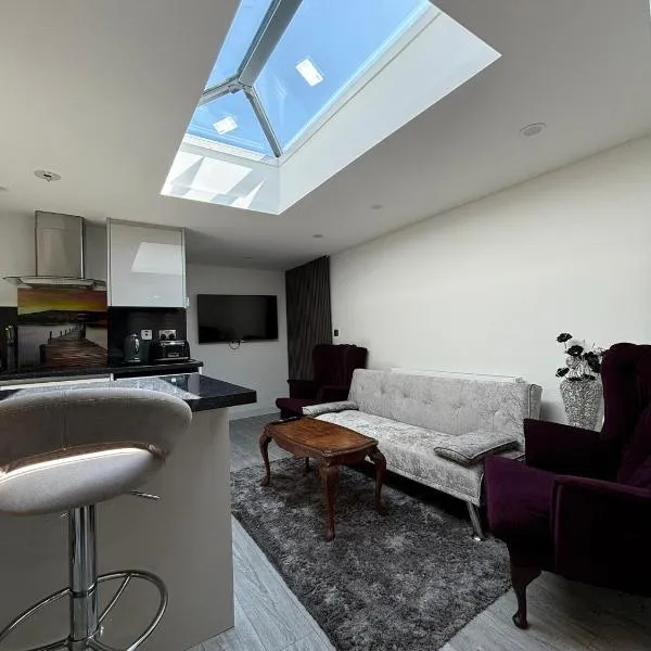 Exquisite 2 Bedroom Fully Furnished Annex，位于Bradenham的酒店
