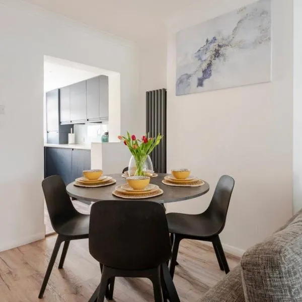 Modern 2 Bed House in Rainham, Kent - Central Location，位于雷纳姆的酒店
