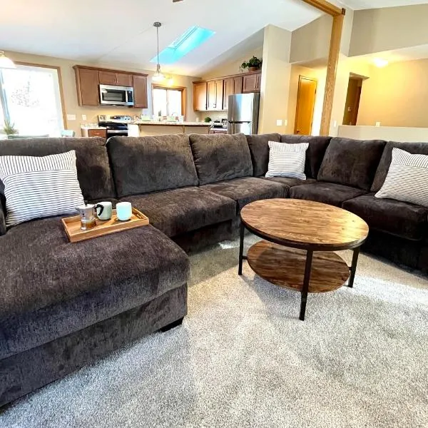 Valley View Home with Game Room, & Exclusive Beach & Pool Access，位于New Rome的酒店