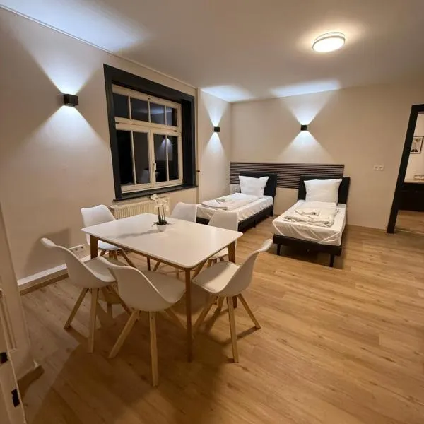 CROWN LIVING Villa Blumenau Studios, SmartTV, Parkplatz，位于卢斯特瑙的酒店