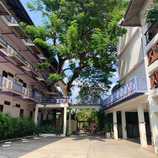 โรงแรมบ้านแก้ว เรือนขวัญ，位于四色菊的酒店