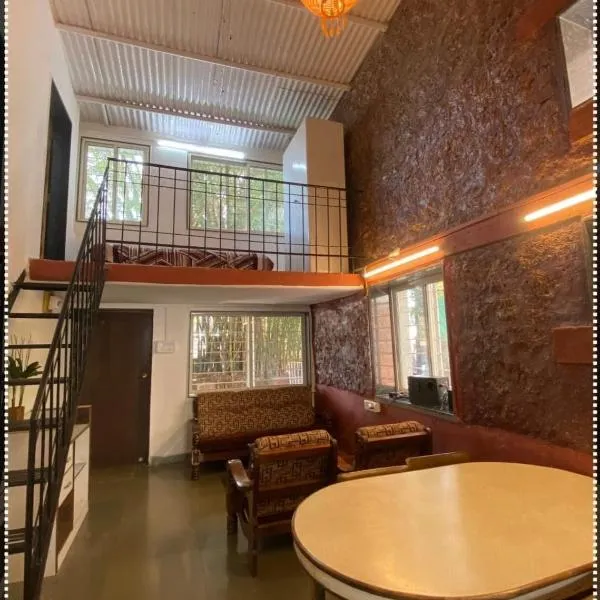 Leela Villa - Ancient Redstone Escape，位于潘奇加尼的酒店