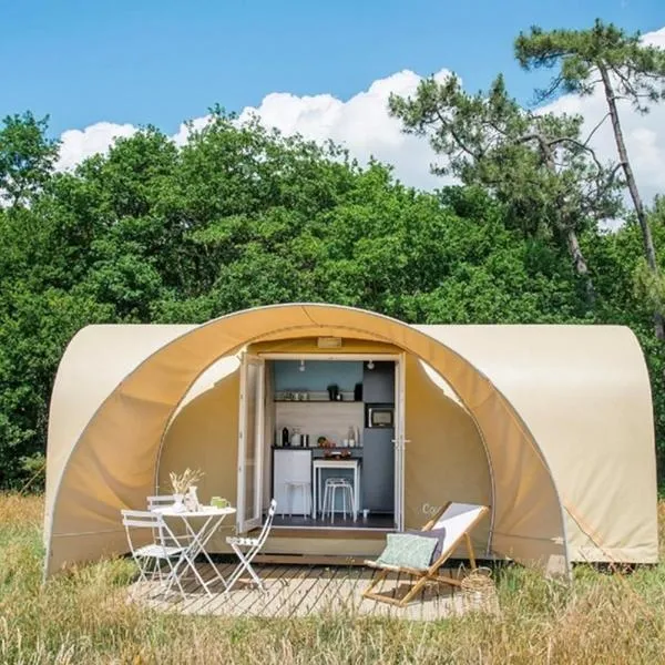 AIRE NATURELLE CAMPING LA LOIRE FLEURIE，位于Le Perrier的酒店