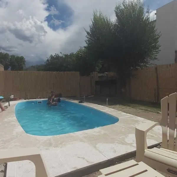 Las Pircas alquiler temporario habitaciones y cabañas，位于卡法亚特的酒店