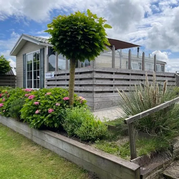Chalet Makkum C99B met prive gelegen tuin aan het water，位于玛库姆的酒店