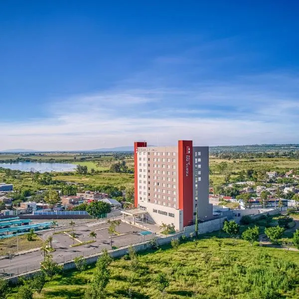 Fiesta Inn Suites Aeropuerto del Bajío，位于锡劳的酒店