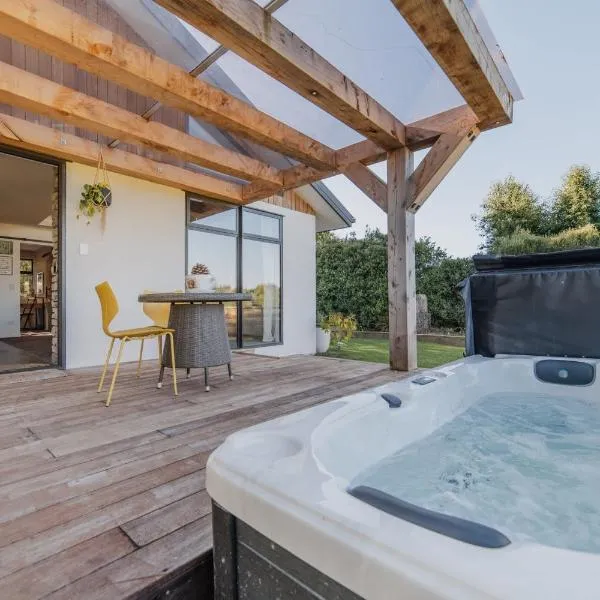 Hamptons Retreat - 1BR with Hot Tub and Fireplace，位于Prebbleton的酒店